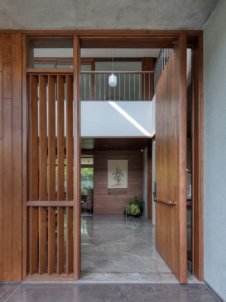 The House of Parallel Walls